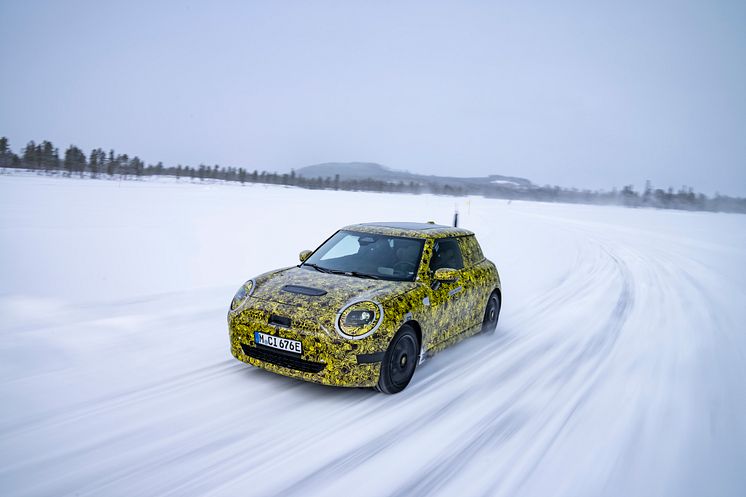 Neste generasjon elektriske MINI testes på nordisk is og snø