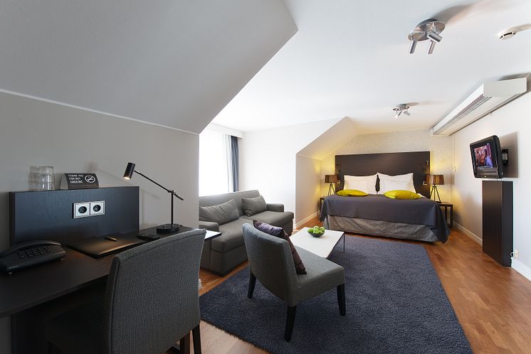 Hotel-room-desk-clarion-hotel-plaza