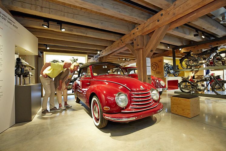 Besucher in der Erlebnisausstellung im PS.SPEICHER in Einbeck