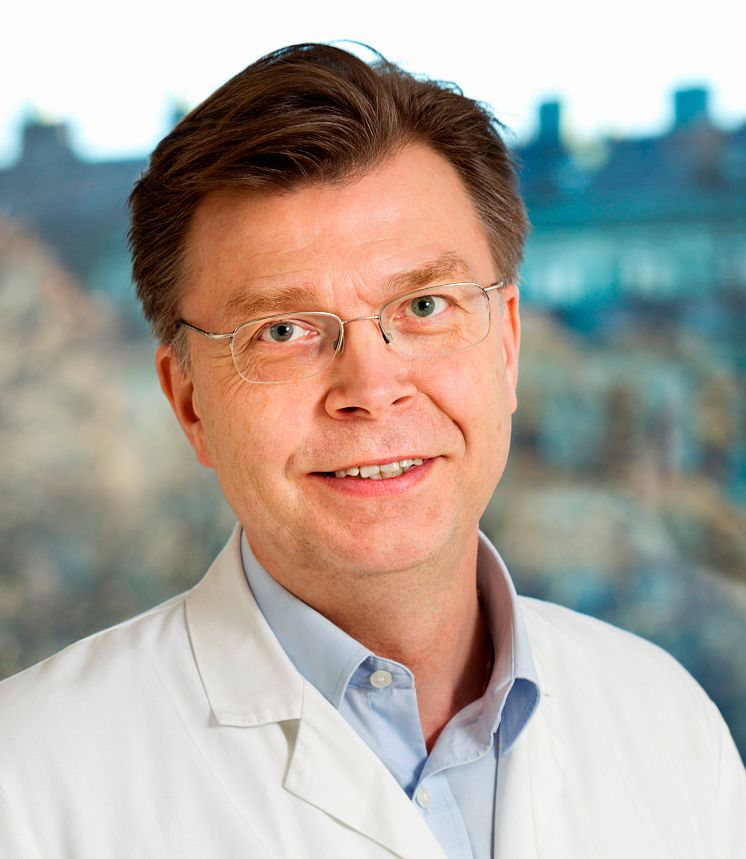 Tomas Jernberg, hjärtläkare som forskar med stöd av Hjärt-Lungfonden. Professor vid Karolinska Institutet och överläkare på Hjärtkliniken vid Danderyds sjukhus.