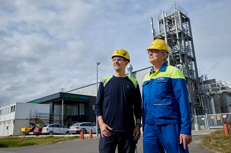 014-Quantafuel-From left Plant director QFUEL Rasmus K├ªrsgaard and Dr. Michael Bachtler (BASF) 