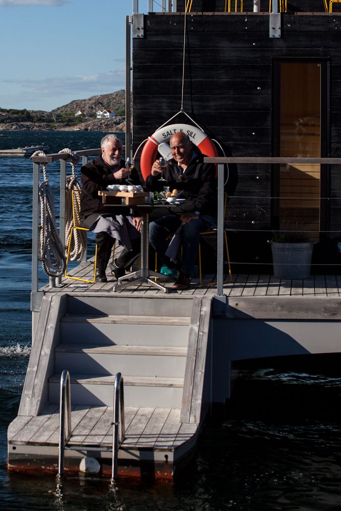 Björn Hellberg & Ingvar Oldsberg utanför hotell Salt & Sill på Klädesholmen