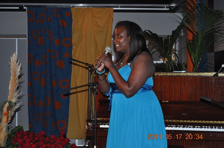 Madeleine Opira sjunger på examensmiddag