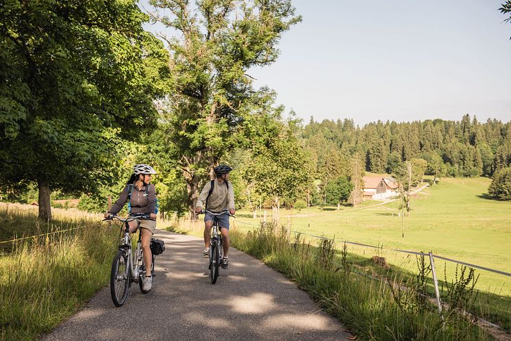 E-Biker unterwegs bei Saignelegier im Jura & Drei-Seen-Land 