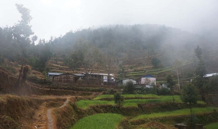 Skole i bratt terreng i Dolakha i Nepal