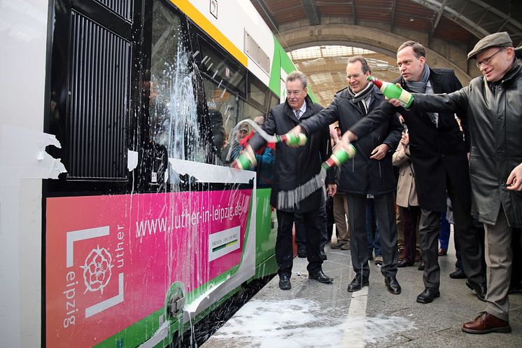 v.l.: Dietrich Hagemann, Volker Bremer, Tobias Kobe und Oliver Mietzsch weihen mit einer traditionellen Sektdusche den neuen Zug ein