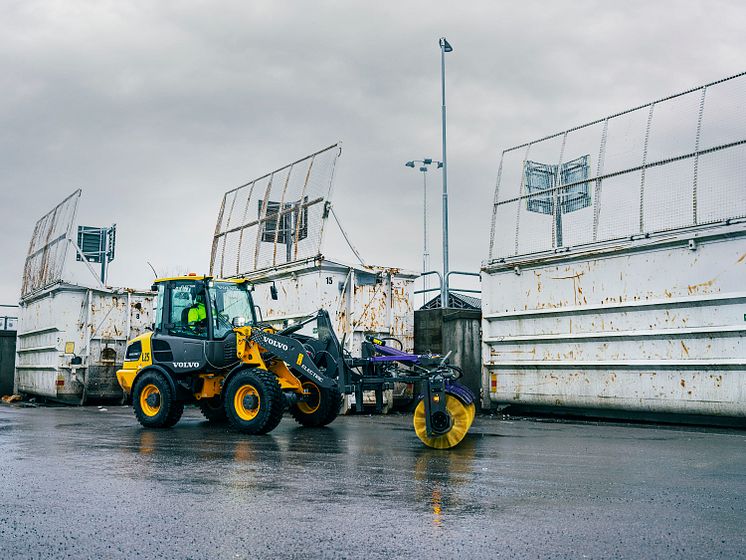 Volvo L25 Electric med Holms sopvals