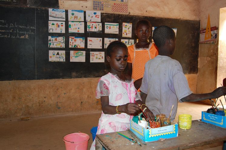 Barn i Mali målar
