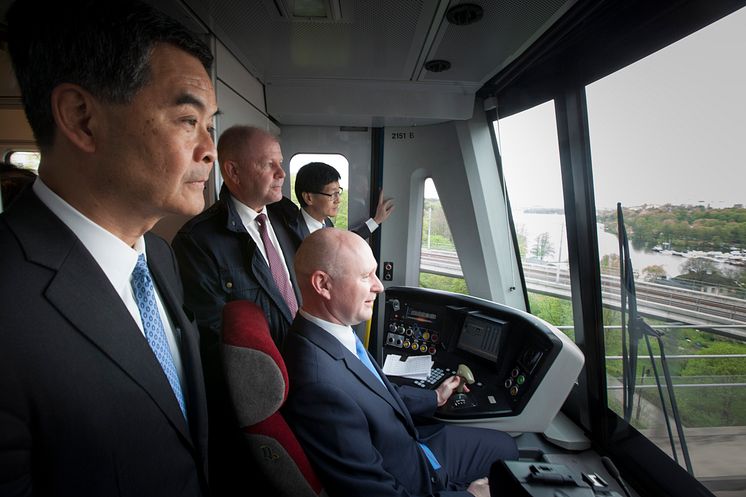 Hongkongs regeringschef Mr Leung i förarhytten på tunnelbana
