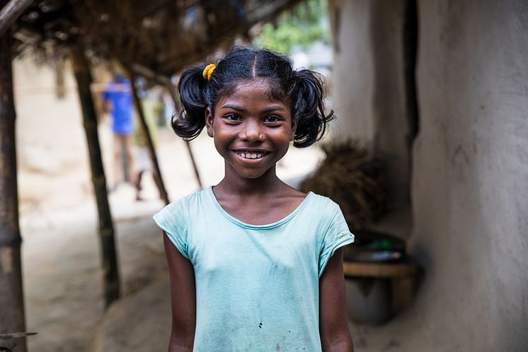 Joshna, 10 år, i byn Goyerpur, Bangladesh, drömmar om att bli läkare. Men först behöver hon få gå i skola på sitt eget språk. Foto Annelie Edsmyr_low