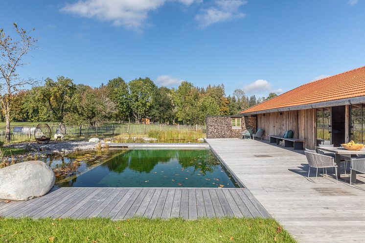 Natur pur: Schwimmdeck aus Kebony