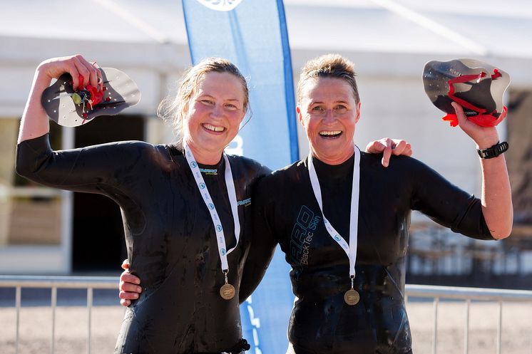 Jonna Petterson och Helén Lagerblad, segrare i damklassen, Vansbro Swimrun.