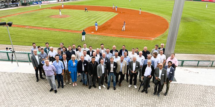 Im Regensburger Baseball-Stadion trafen sich ostbayerische Kommunalpolitiker mit Vertretern der Bayernwerk Netz GmbH.