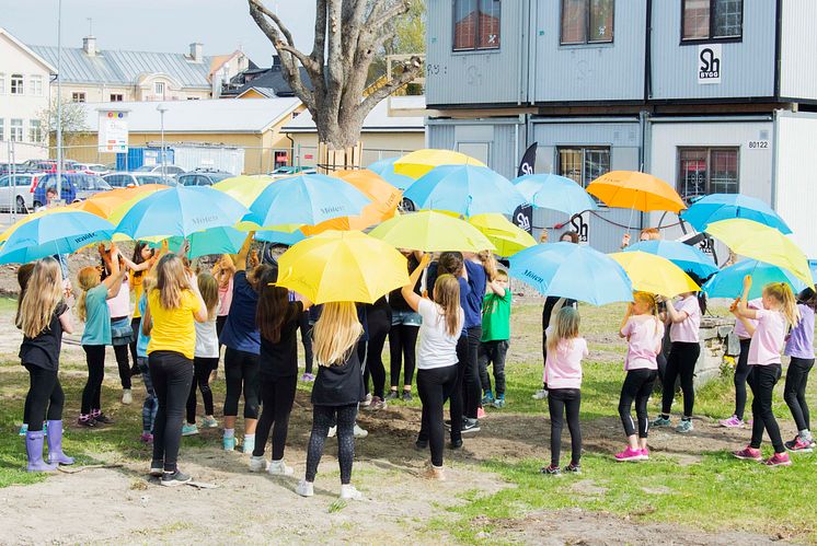 Första spadtaget för Storbrunn är taget. Det firades bland annat med en specialkomponerad dans som utfördes av elever från Östhammars kulturskola. 