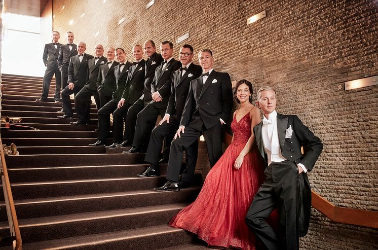 Max Raabe & Palast Orchester 2024 C (stairs) Copyright Gregor Hohenberg