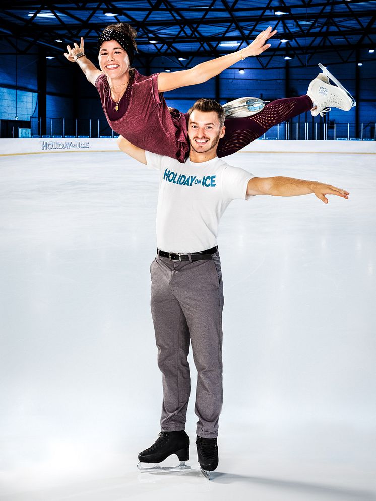 Sarah Lombardi und Joti Polizoakis trainieren neue Figuren für Showauftritte bei HOLIDAY ON ICE