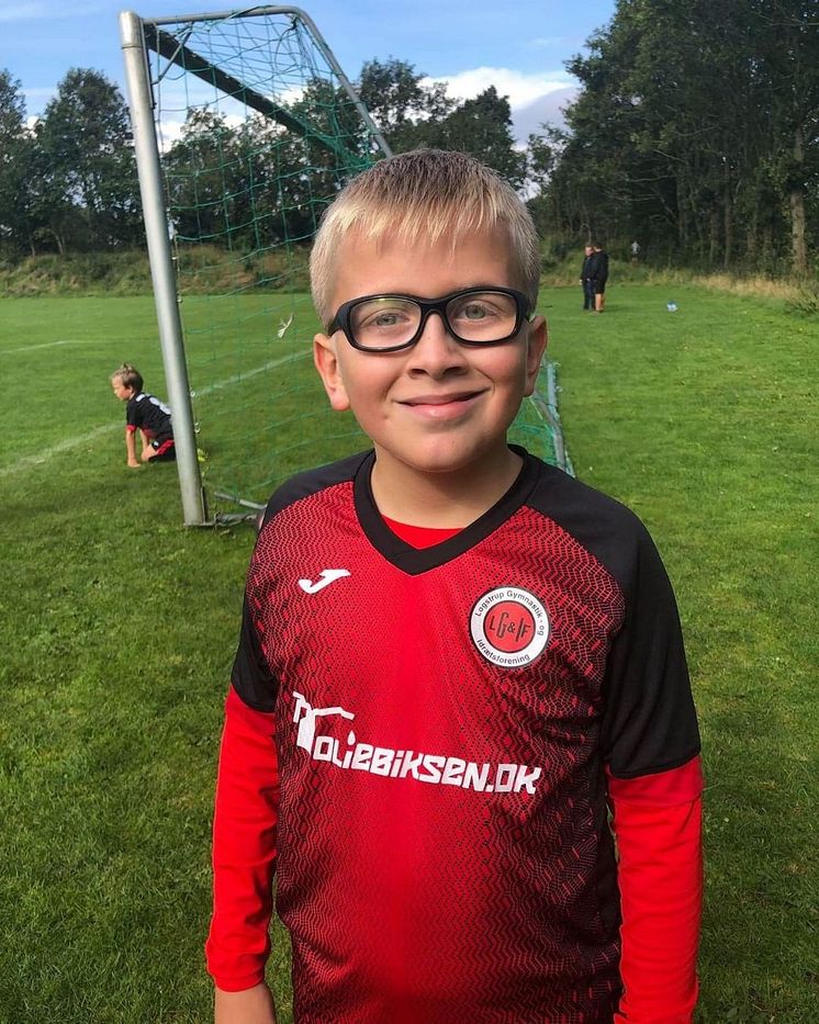 Noah er glad for sine sportsbriller, når han spiller fodbold