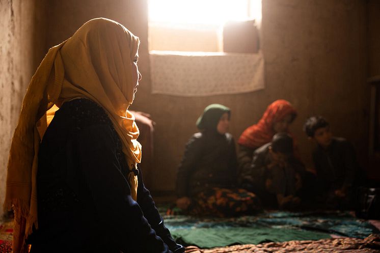 Laila, 12 år i sitt hem i Balkh-regionen, Afghanistan. Fotograf Jim Huylebroek and Save the Children