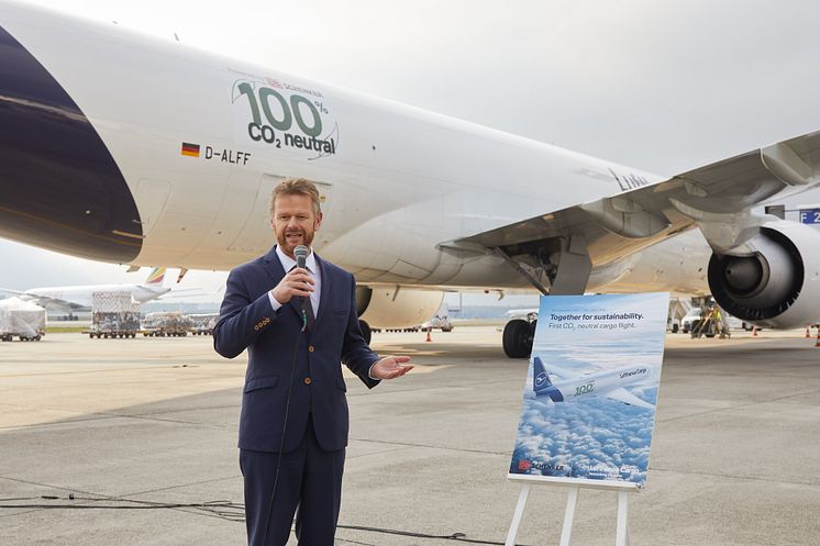 Lufthansa Cargo und DB Schenker starten die ersten CO2-neutralen Frachtflüge