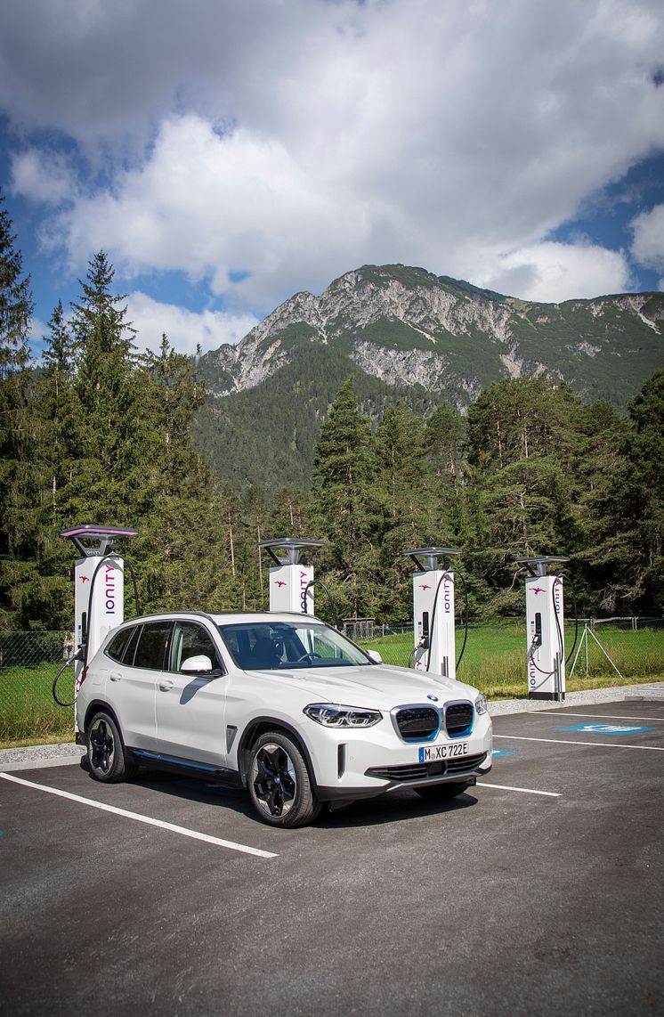 IONITY-ladestasjon og helt nye BMW iX3