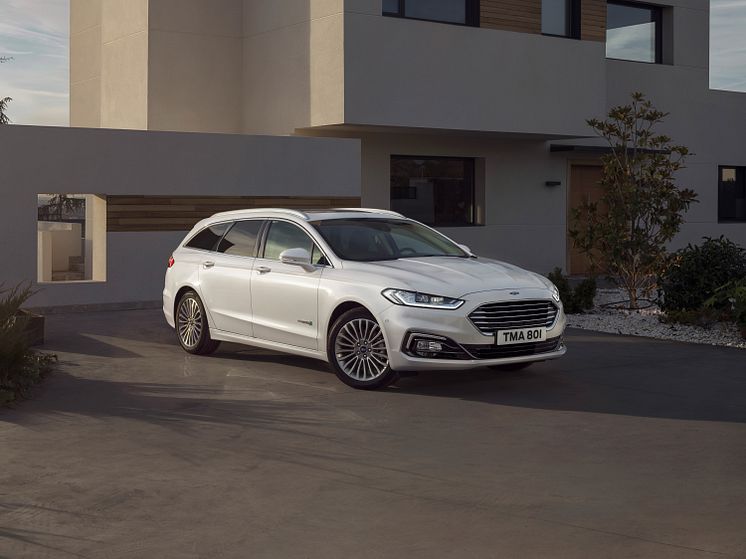 Ford Mondeo Hybrid som kombi presenteras på motormässan i Bryssel.