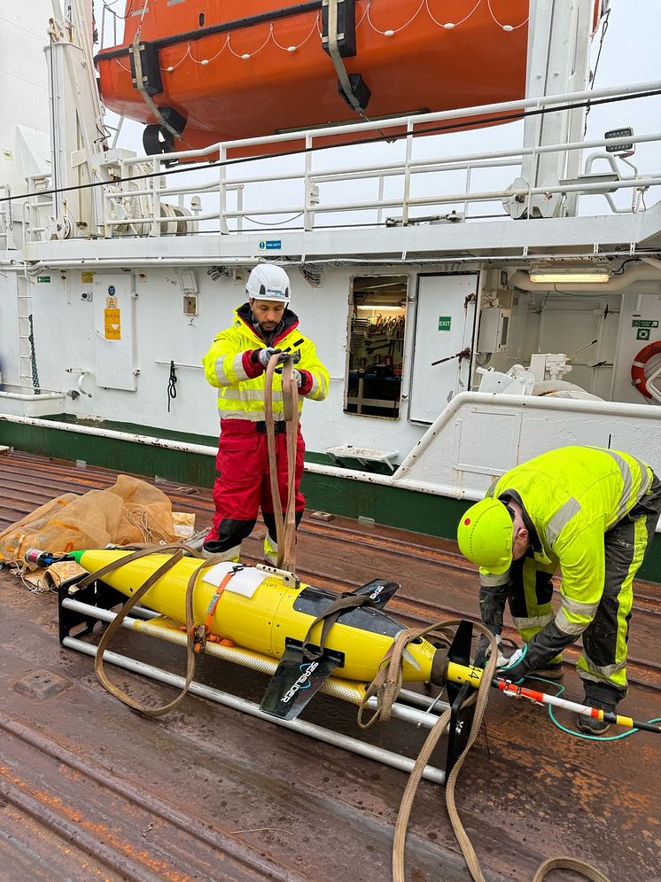 Ehsan Abdi preparing the Seaglider M1 for deployment Photo Kanchana Bandara.jpg