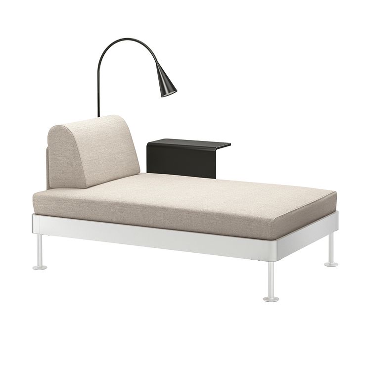 DELAKTIG sofa-platform i beige med ryglæn, LED-gulvlampe og sidebord