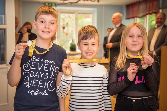 Ragnar, Leo och Maj från Pilgrimsskolan i Aspudden är tre av vinnarna av Lilla Säkerhetspriset 2017 som delas ut av MTR Nordic (Foto: Viktor Fremling)