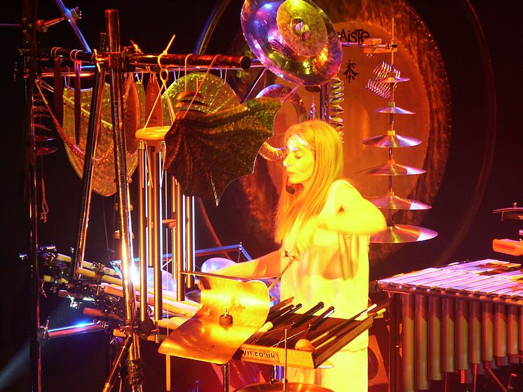 Evelyn Glennie trollbinder publiken