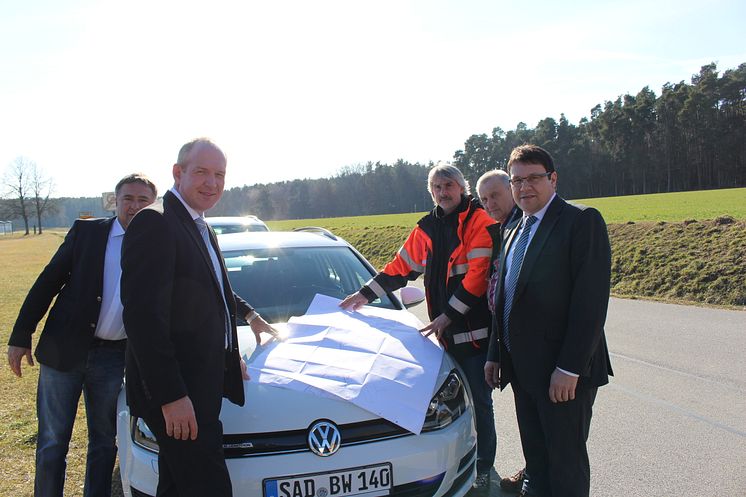 Foto: vl.: Richard Fritsch, Peter Ketterl und Martin Gierl vom Bayernwerk, Bauhofleiter Hans Spandl und Bürgermeister Thomas Falter