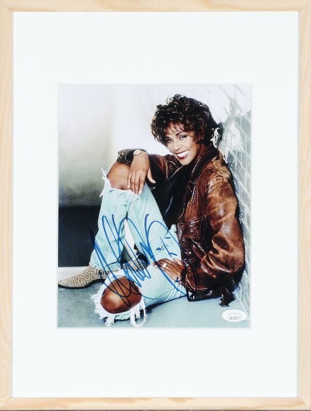 Signeret farvefotografi af den amerikanske sangerinde Whitney Houston (1963-2012). Vurdering- 4000-6000 kr.