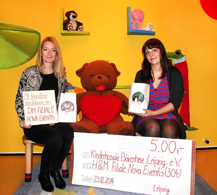 Mitarbeiter der H&M Filiale im Nova Eventis verzichten auf Weihnachtsfeier und spenden das Geld für Bärenherz