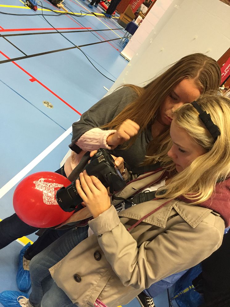 Michelle Sederström och Tilly Lundell  fotar och skriver om yrkesmässan