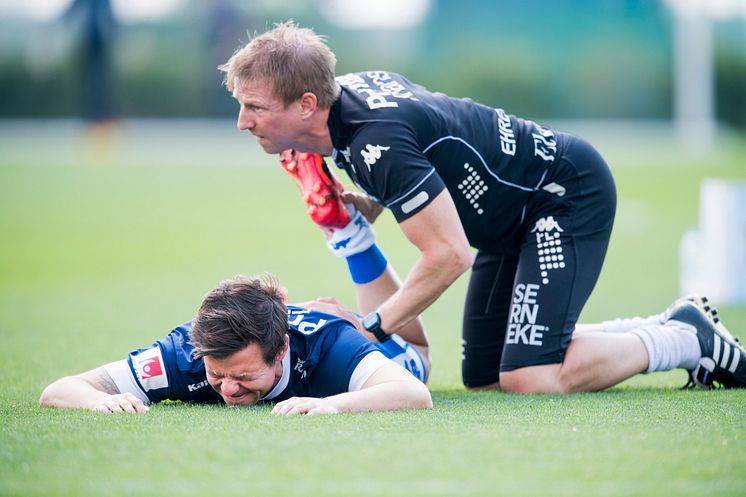  IFK Göteborgs Mads Albaek får stretchinghjälp av fysioterapeut Fredrik Larsson