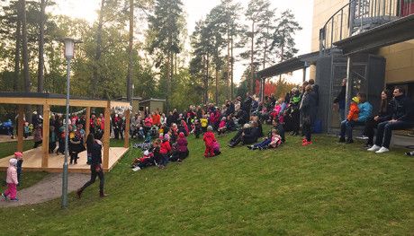 Barnen på Mariebergs förskola utför Trädfällardansen