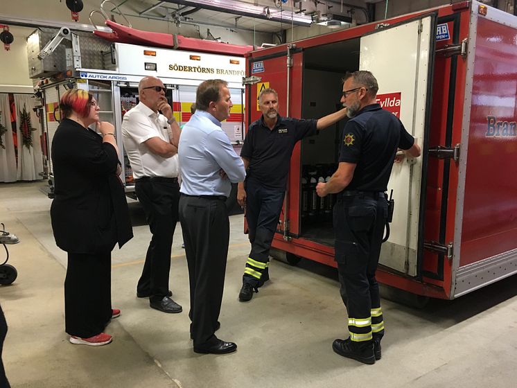 Statsminister Stefan Löfven besöker Haninges brandstation