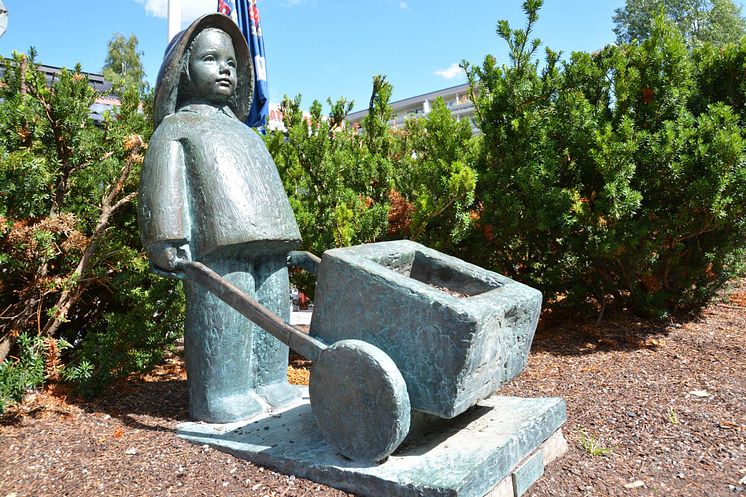 Statue barn med trillebår Vestli torg