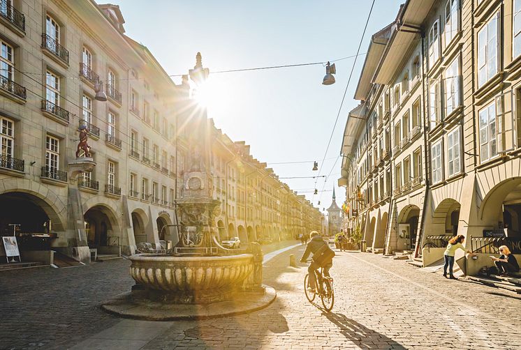 Bern Altstadt: Mit dem Velo durch die Kramgasse in Bern 