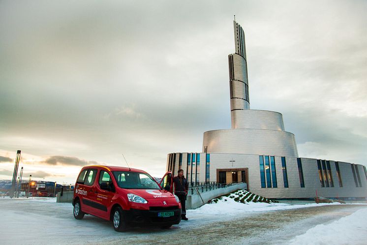 Postbud Rolf Wilhelmsen ved Nordlyskatedralen