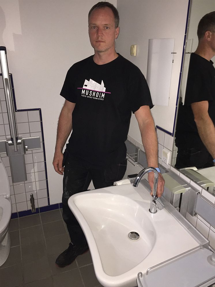 Teknisk ansvarlig Michael Fredskov, Musholm, med hansgrohe Logis 210 håndvaskarmatur