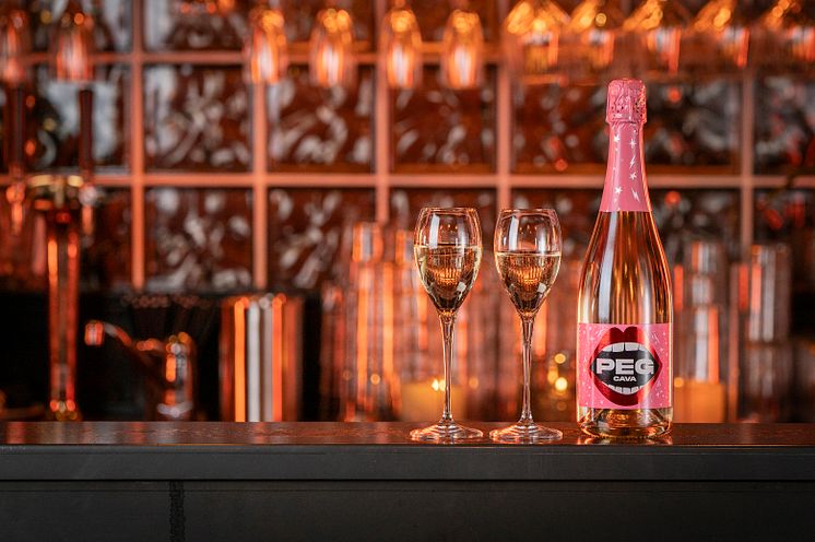 Peg Cava dubbla glas.jpg