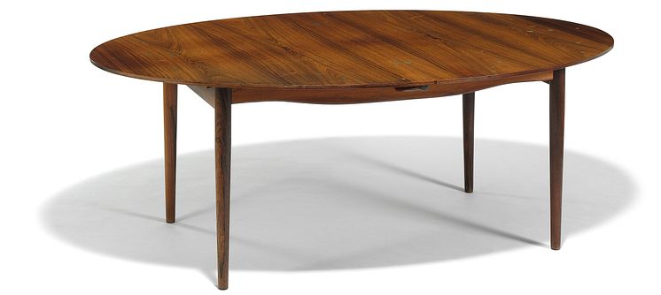 Finn Juhl: "Judas Table". Oval Brazilian rosewood dining table with extension and two extra leaves. Top and leaves with circular silver inlays. Estimate: DKK 200,000 / € 27,000.