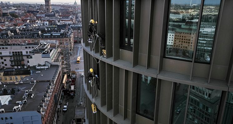 Vinduespolering på Axel Towers en tidlig morgen 