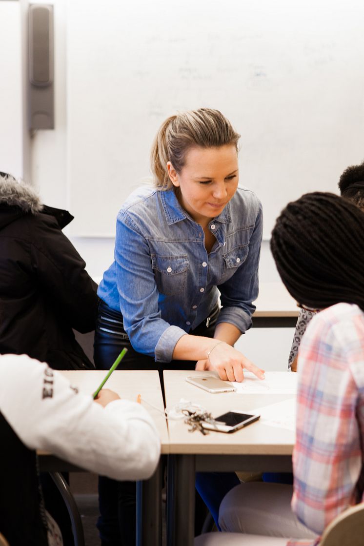 Unn från PE Accounting, mentor, deltar i workshop med skolklass