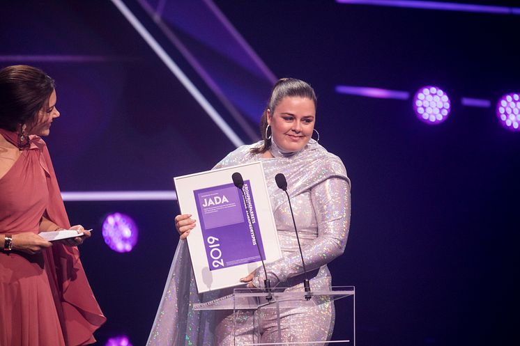 Sangskriver og sanger Jada modtog Kronprinsparrets Kulturelle Stjernedryspris 2019 for med sine sange at åbne for et pop-univers, der gennemsyres af både mod og skrøbelighed.