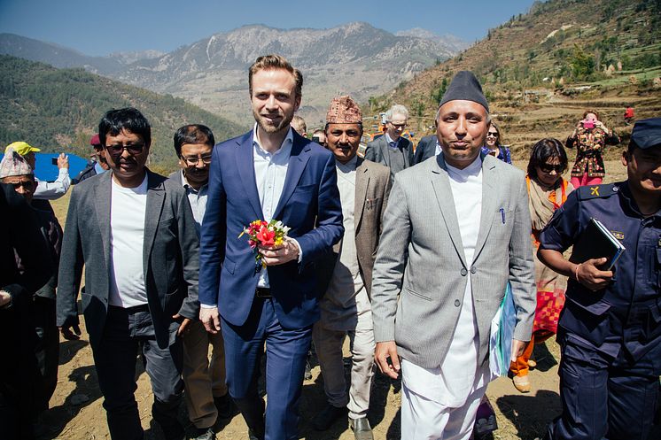 Ledelsen i CWIN - Utviklingsminister Nikolai Astrup åpnet Shree Devitar Basic School i Dolakha i Nepal