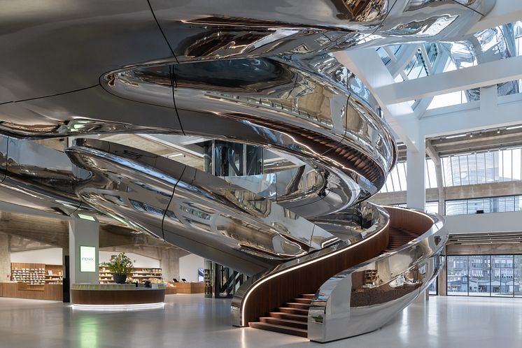 Kebony-Holztreppe im FENIX Museum: Nachhaltige Architektur, doppelte Helix, Design von MAD Architects in Rotterdam.