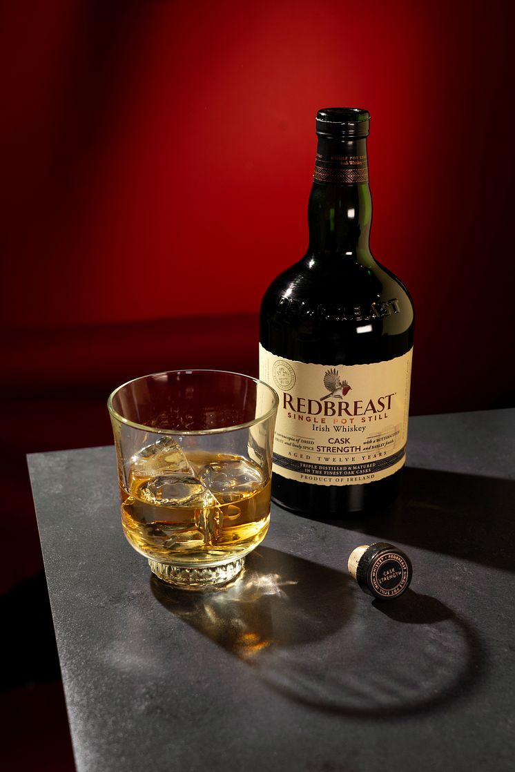 PreviewLarge-Redbreast_2024_RB12_Cask_Strength_Rocks_Serve_Bottle_9x16.jpg