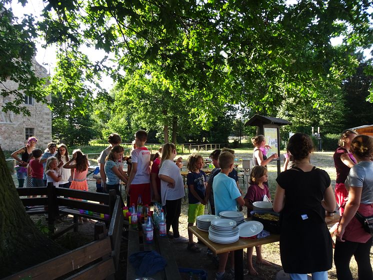 Geschwisterkinder fahren ins Sommerfreizeitcamp nach Oberau