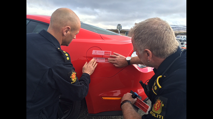 Knut og Henrik satte verdensrekord med sportsbilikonet Ford Mustang. Her ved Polarsirkelen før avreise og politiet forsegler drivstofftanken